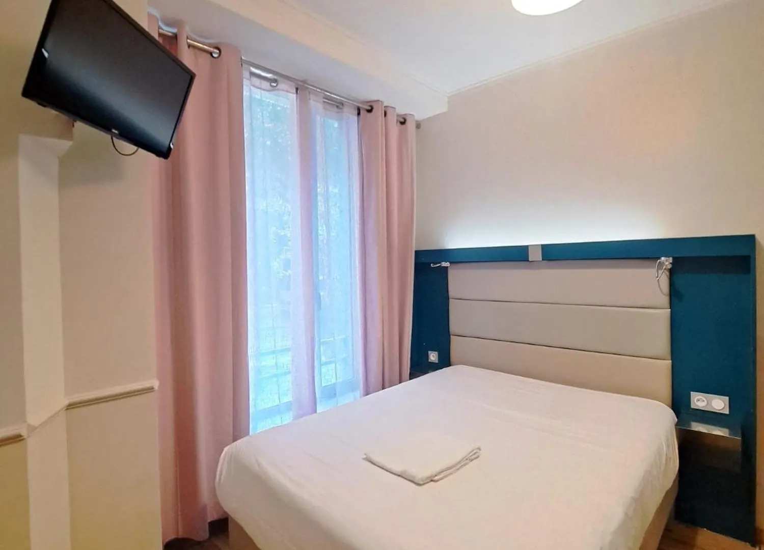 District Republique Hotel Paris 2*,  France